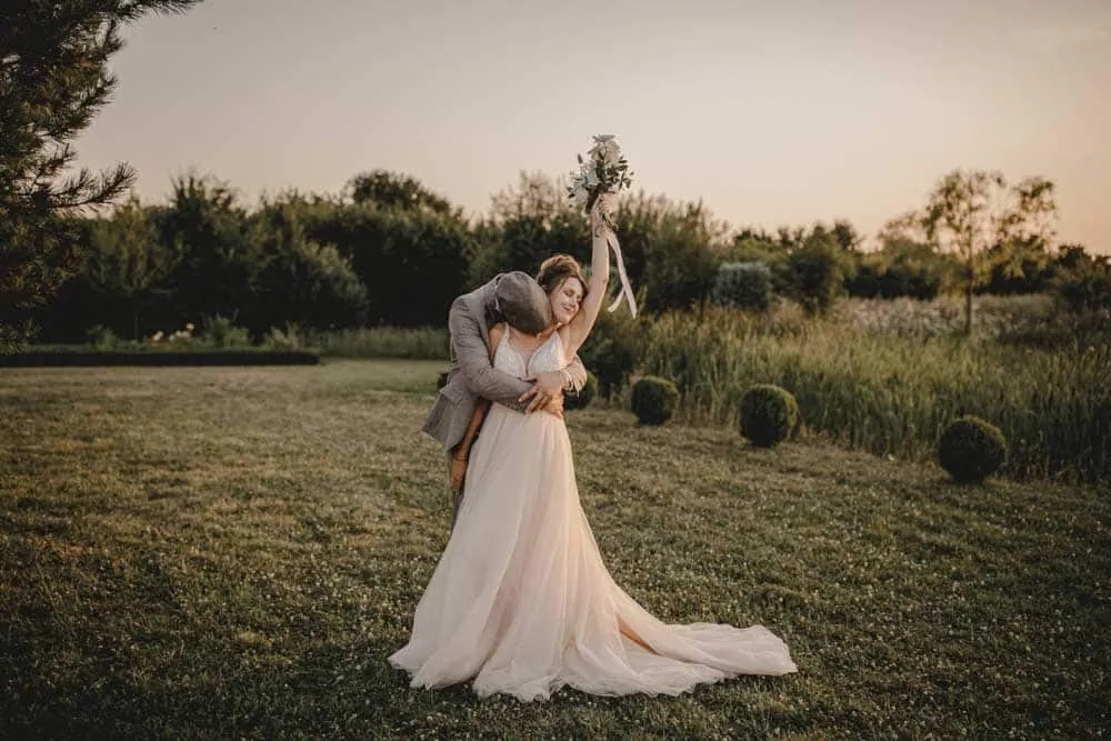Brautpaar Charlotte und Tristan bei ihrer Hochzeit auf Schloss Walkershofen